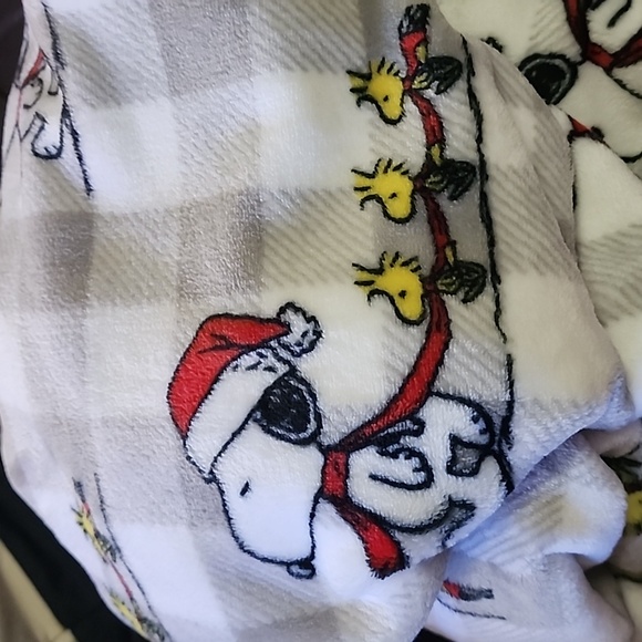Brand new Berkshire Peanuts Snoopy Grey  Holiday Blanket - Picture 4 of 8
